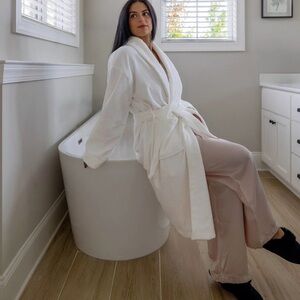 Like New Naturepedic Size L/XL White Organic Cotton Velour Plush Bathrobe.